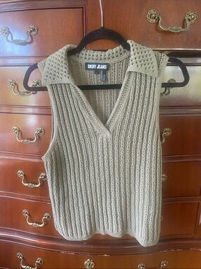 Dkny Cotton-Linen Knit Sleeveless V-Neck Collared Sweater Vest in sage green